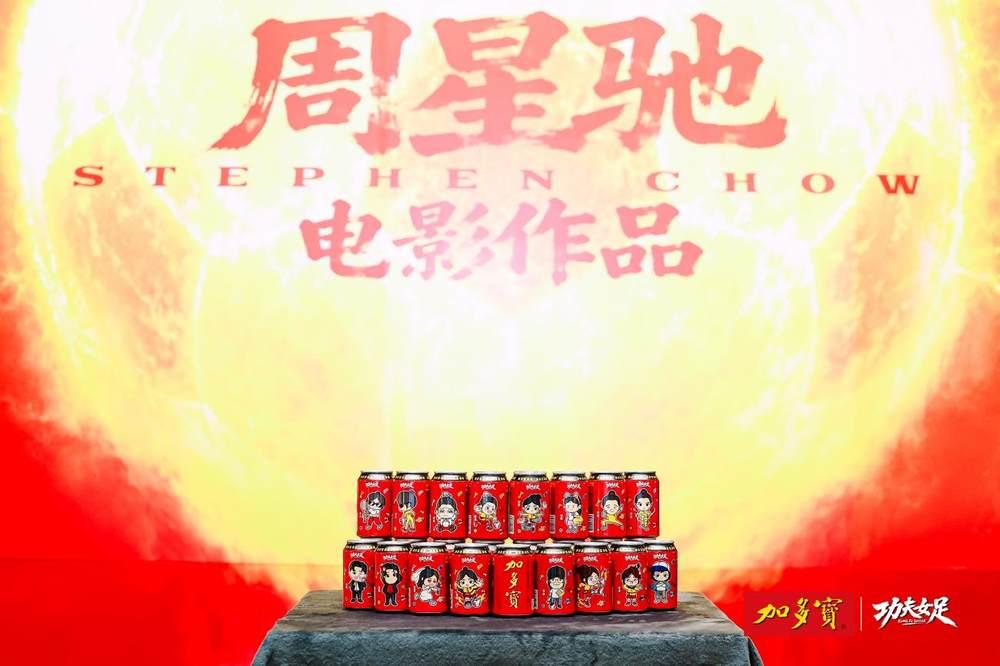 热血女足邂逅国民凉茶,加多宝推出《功夫女足》联名角色罐,为影片热血喝彩 热血女足邂逅国民凉茶,加多宝推出《功夫女足》联名角色罐,为影片热血喝彩