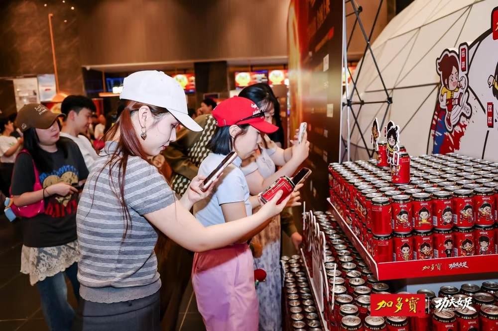 热血女足邂逅国民凉茶,加多宝推出《功夫女足》联名角色罐,为影片热血喝彩 热血女足邂逅国民凉茶,加多宝推出《功夫女足》联名角色罐,为影片热血喝彩