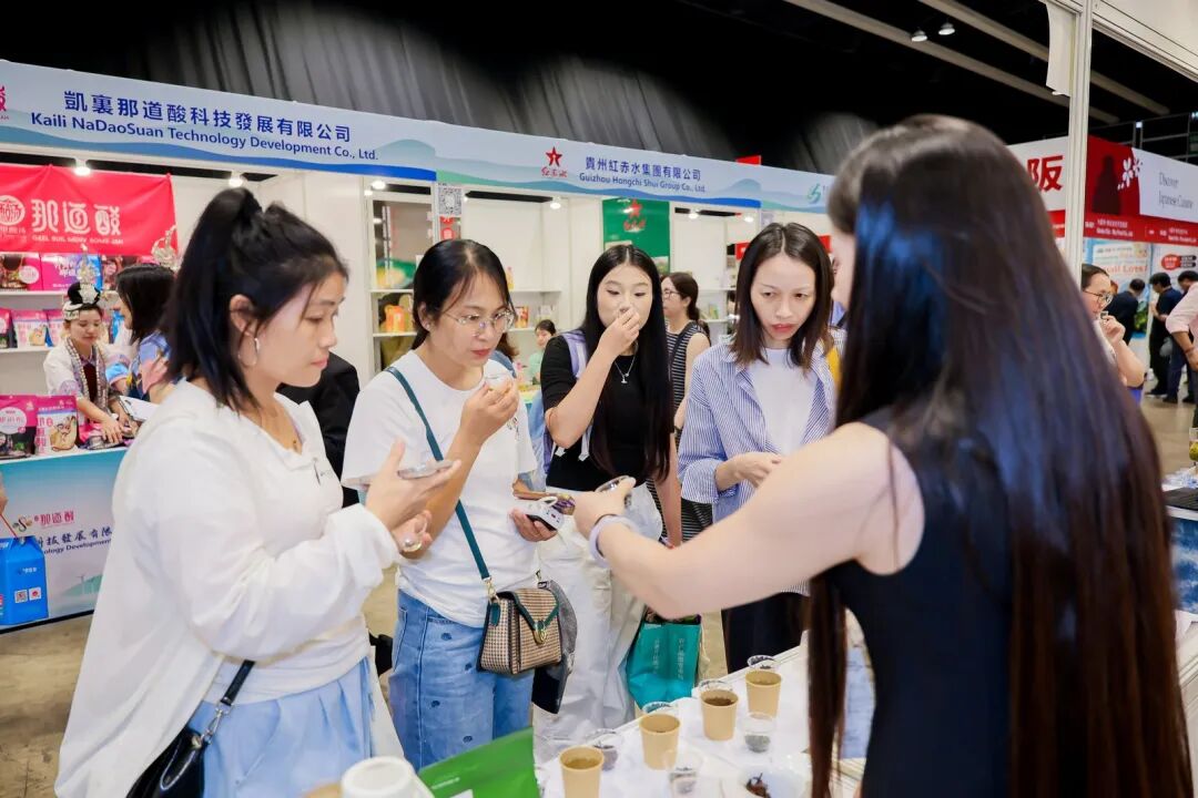 贵州“春秋茶”香江受热捧 多国客商现场寻合作 贵州“春秋茶”香江受热捧 多国客商现场寻合作