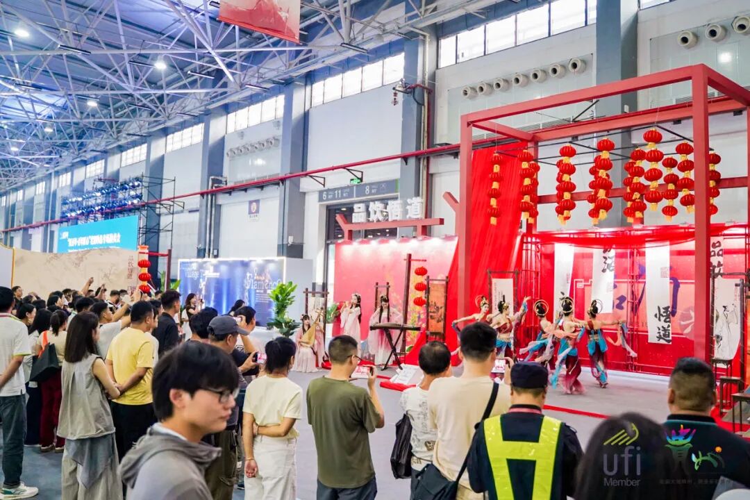解锁酒博会全新体验板块 "微醺City Sip"日咖夜酒系列活动即将亮相 解锁酒博会全新体验板块 "微醺City Sip"日咖夜酒系列活动即将亮相