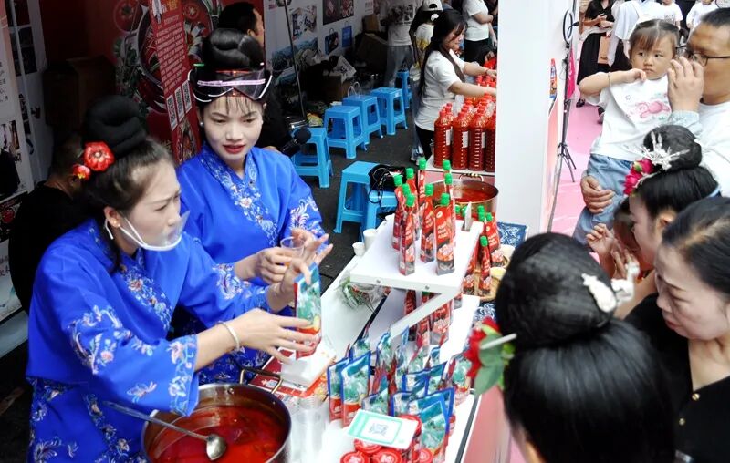 2026年“服务消费季”第三届贵州凯里酸汤产业发展大会开幕