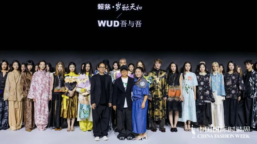 酱香入秀场,赖茅新品·岁酝天和携手“金顶设计师”武学伟&武学凯,亮相2026中国国际时装周 酱香入秀场,赖茅新品·岁酝天和携手“金顶设计师”武学伟&武学凯,亮相2026中国国际时装周