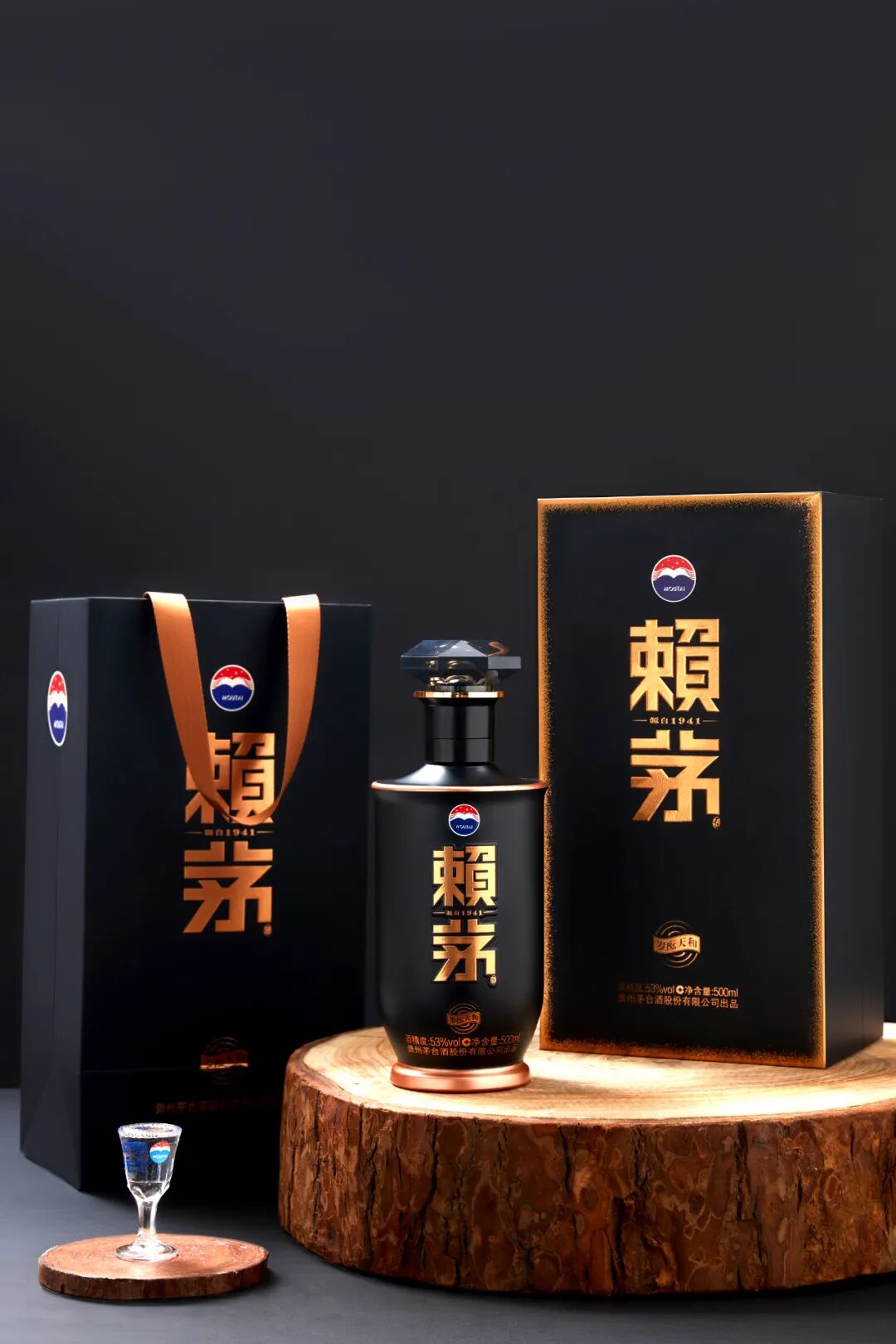 酱香入秀场,赖茅新品·岁酝天和携手“金顶设计师”武学伟&武学凯,亮相2026中国国际时装周 酱香入秀场,赖茅新品·岁酝天和携手“金顶设计师”武学伟&武学凯,亮相2026中国国际时装周