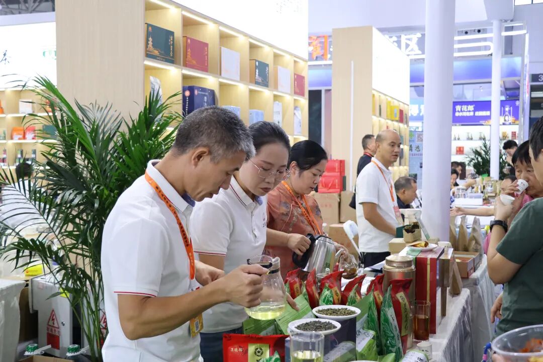 2026贵州绿茶产销推介活动亮相第十五届酒博会圆满收官 2026贵州绿茶产销推介活动亮相第十五届酒博会圆满收官