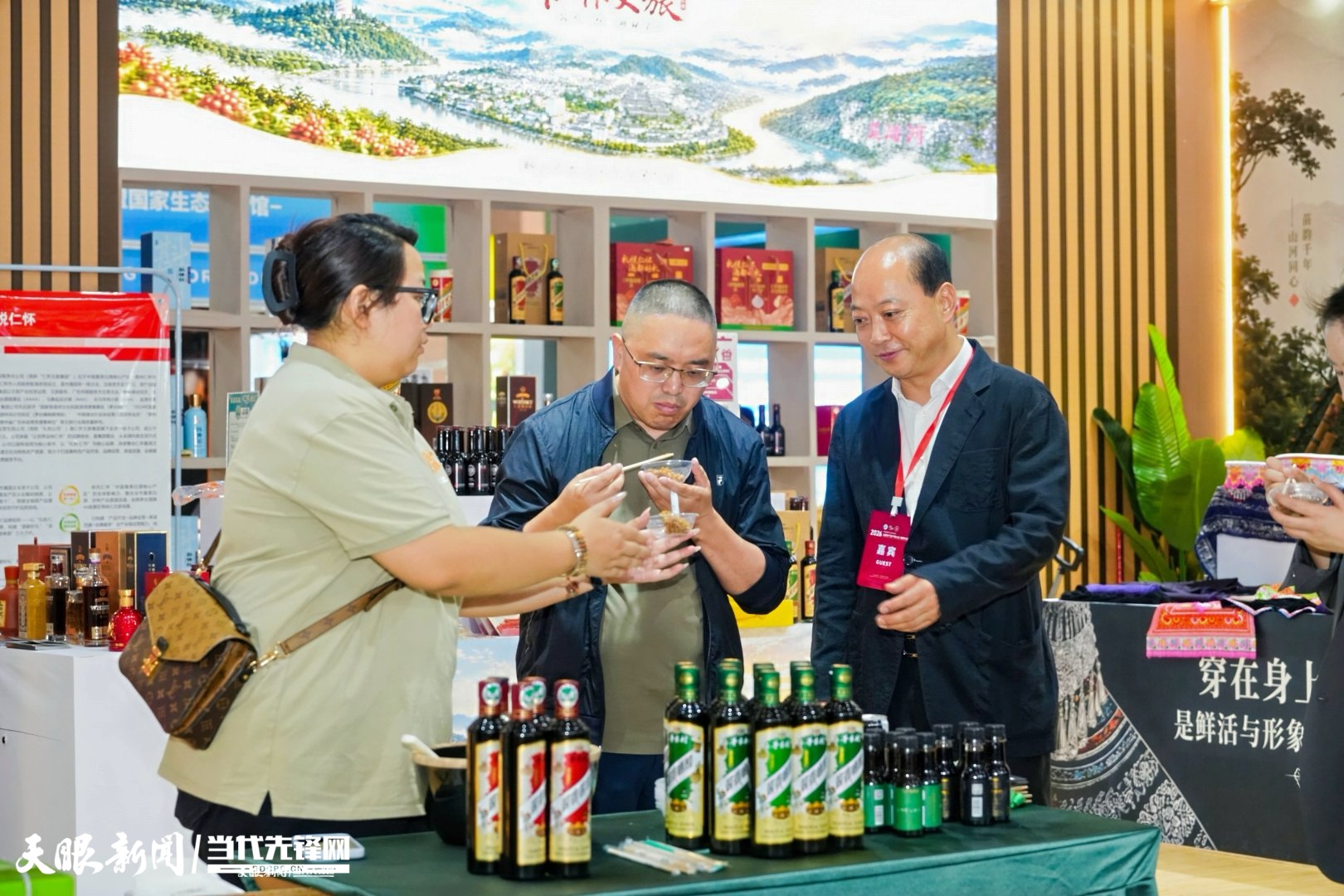“我在茅台镇等您!”张占俊农博会推介酱香小镇 “我在茅台镇等您!”张占俊农博会推介酱香小镇